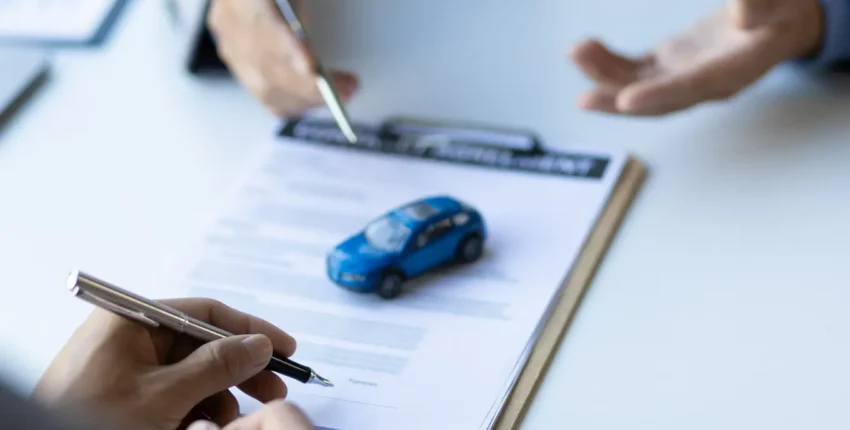 figurka samochodu na dokumencie