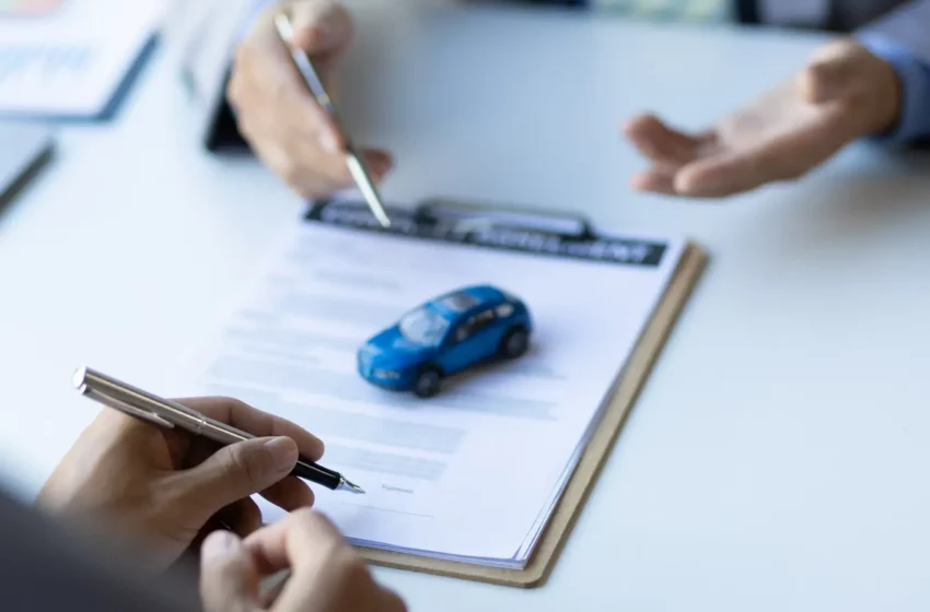 figurka samochodu na dokumencie