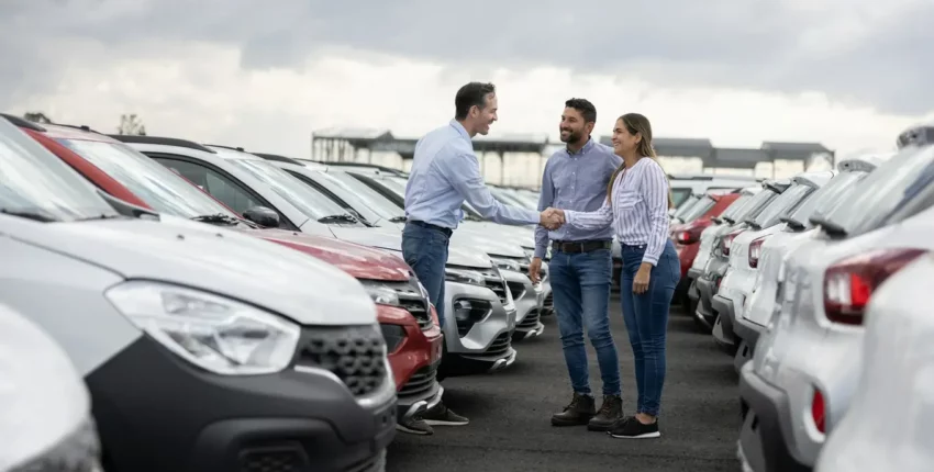 para ze sprzedawcą w skupie aut